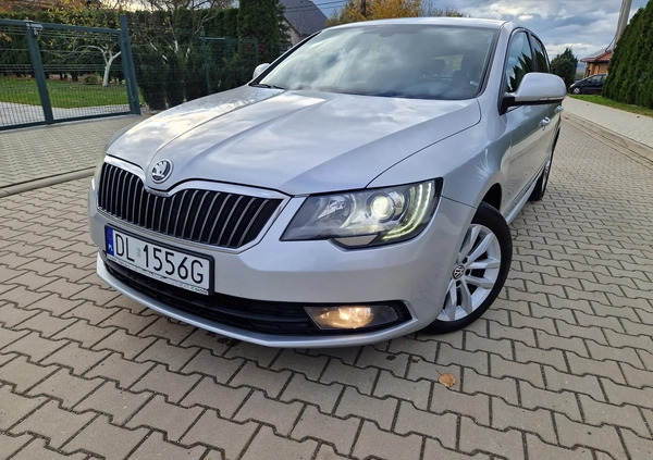Skoda Superb cena 36900 przebieg: 270000, rok produkcji 2014 z Miłosław małe 154